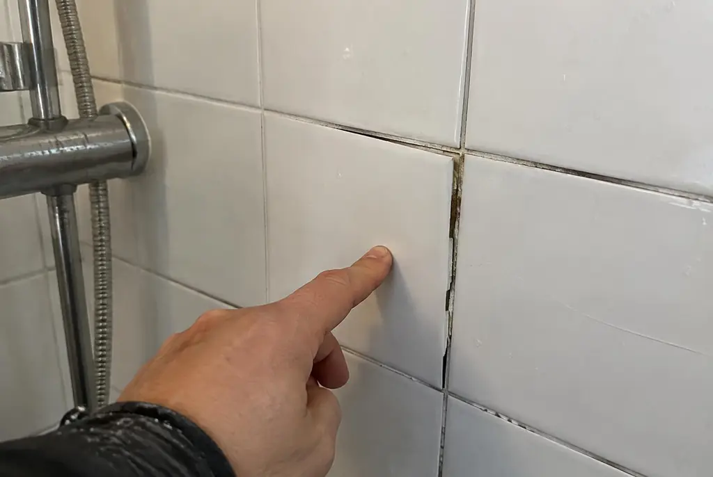 Lekdetectie Baarn – losse, holle badkamertegels door een lekkage
