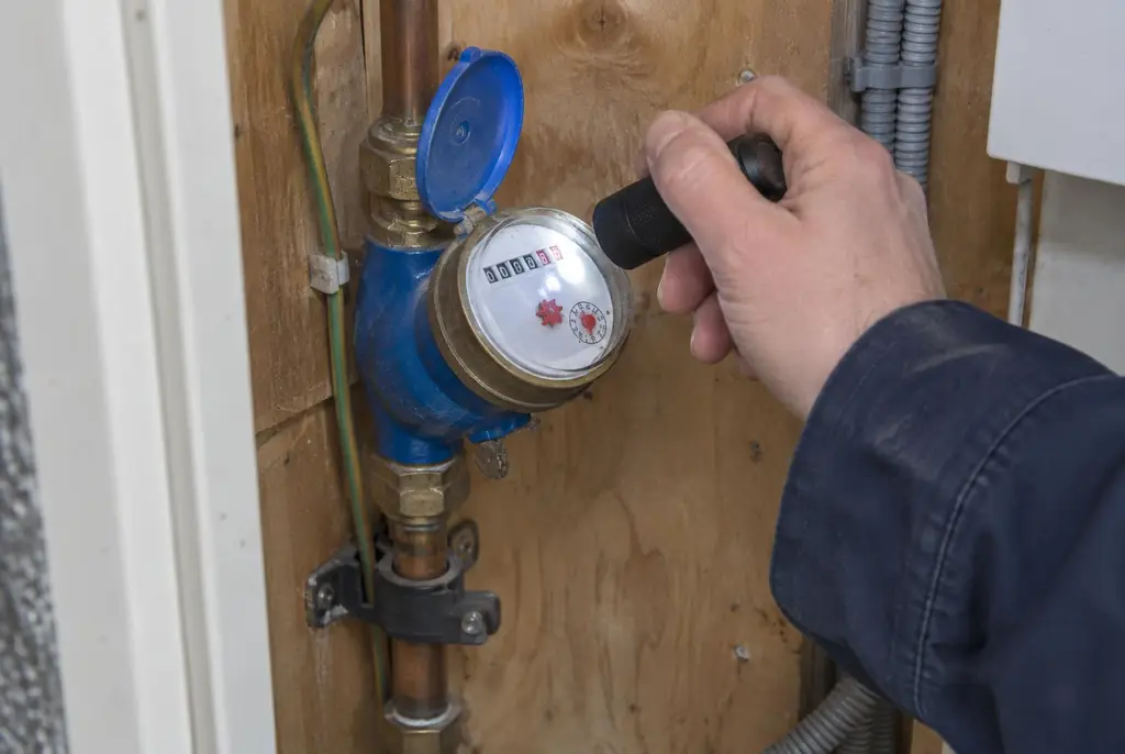 Lekdetectie Baarn – watermeter in de meterkast controleren met een zaklamp